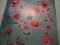 Nina Chen Glitter Postkarte Frau mit Herz aus Blüten quadratisch