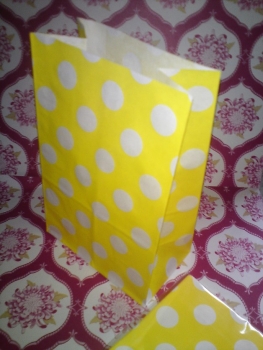 12 Papiertüten mit Boden Gelb mit weißen Dots
